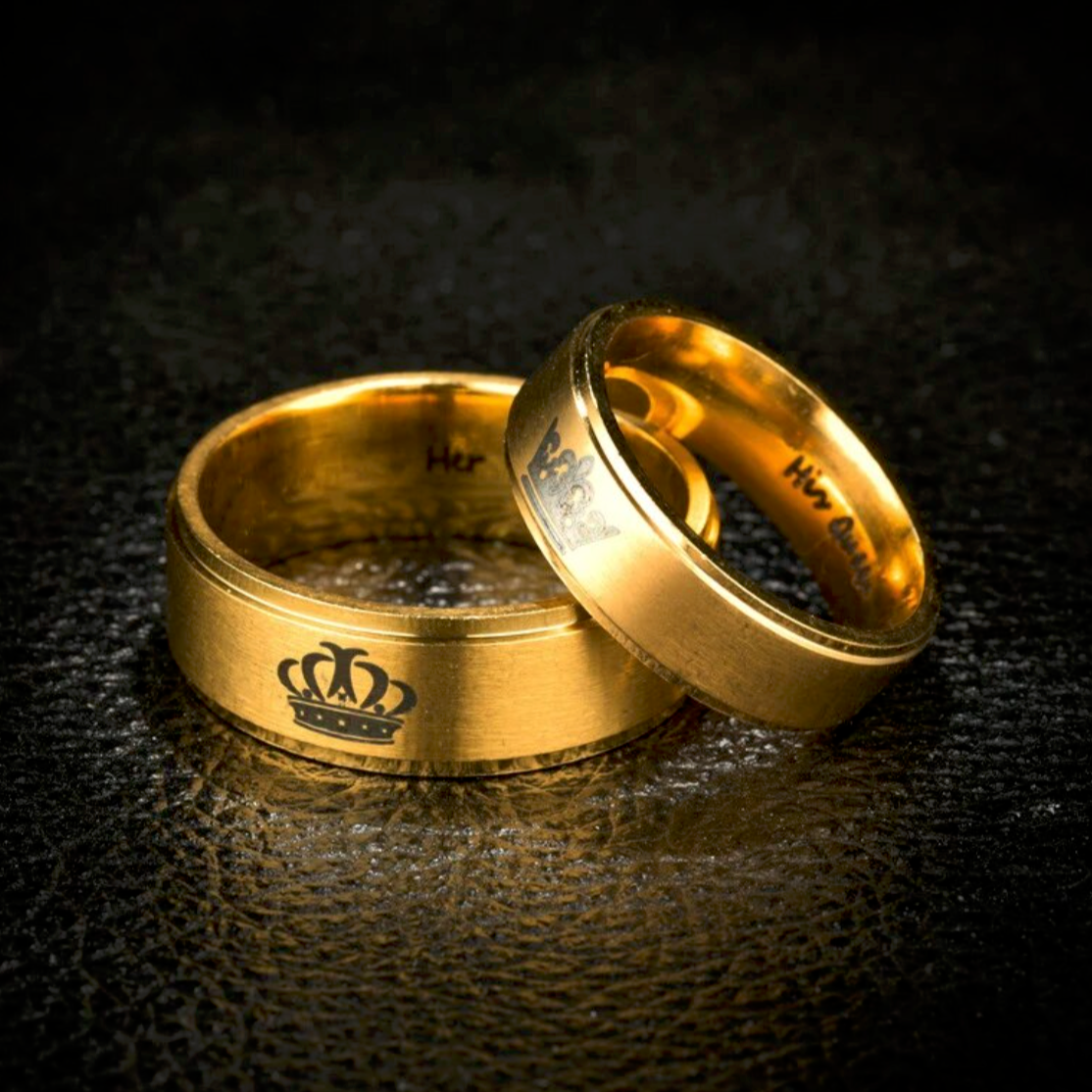 Bague anneau acier doré gravure couronne royale. Détails produit : Couleur or. Acier doré. Gravure de couronne.  La couronne est un symbole classique de royauté et de pouvoir, mais dans ce contexte, elle représente l'amour et l'affection que vous portez à la personne qui la porte.