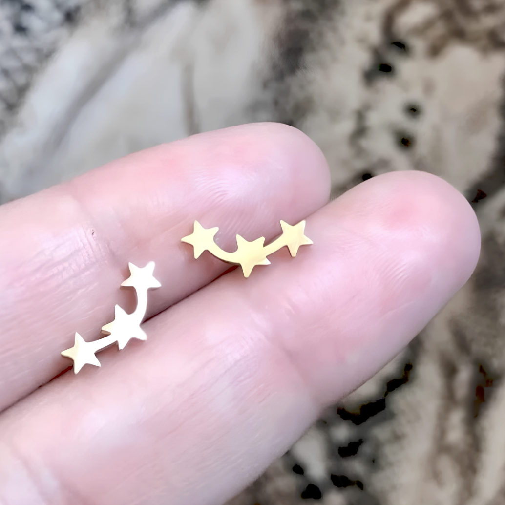 Boucles d'oreilles acier or 3 petites étoiles.   Détails produit : Couleur or.&nbsp;Acier. Pendentifs petits&nbsp;étoiles. Taille 5 mm x 12 mm.  Version couleur argent