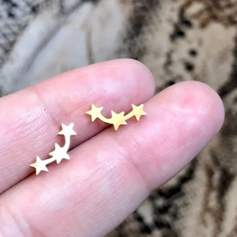 Boucles d'oreilles acier or 3 petites étoiles. Détails produit : Couleur or. Acier. Pendentifs petits étoiles. Taille 5 mm x 12 mm.  Version couleur argent