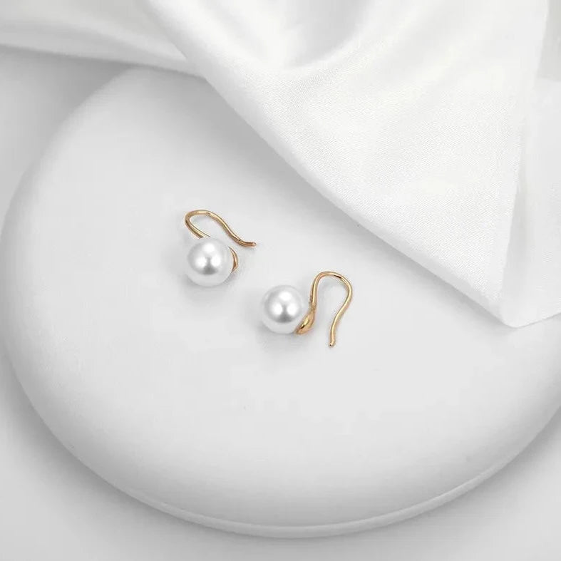 Boucles d'oreilles pendantes or perle nacrée 1 cm