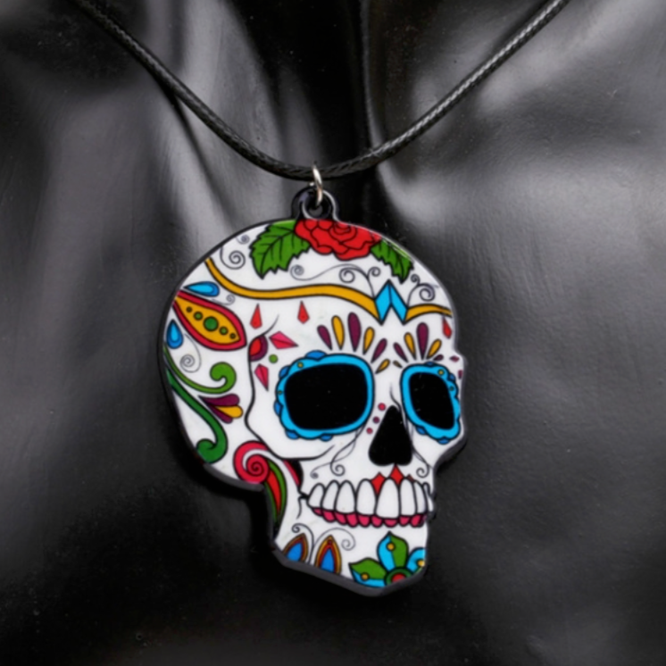 Collier cordon cuir résine tête de mort crâne mexicain calavera profil