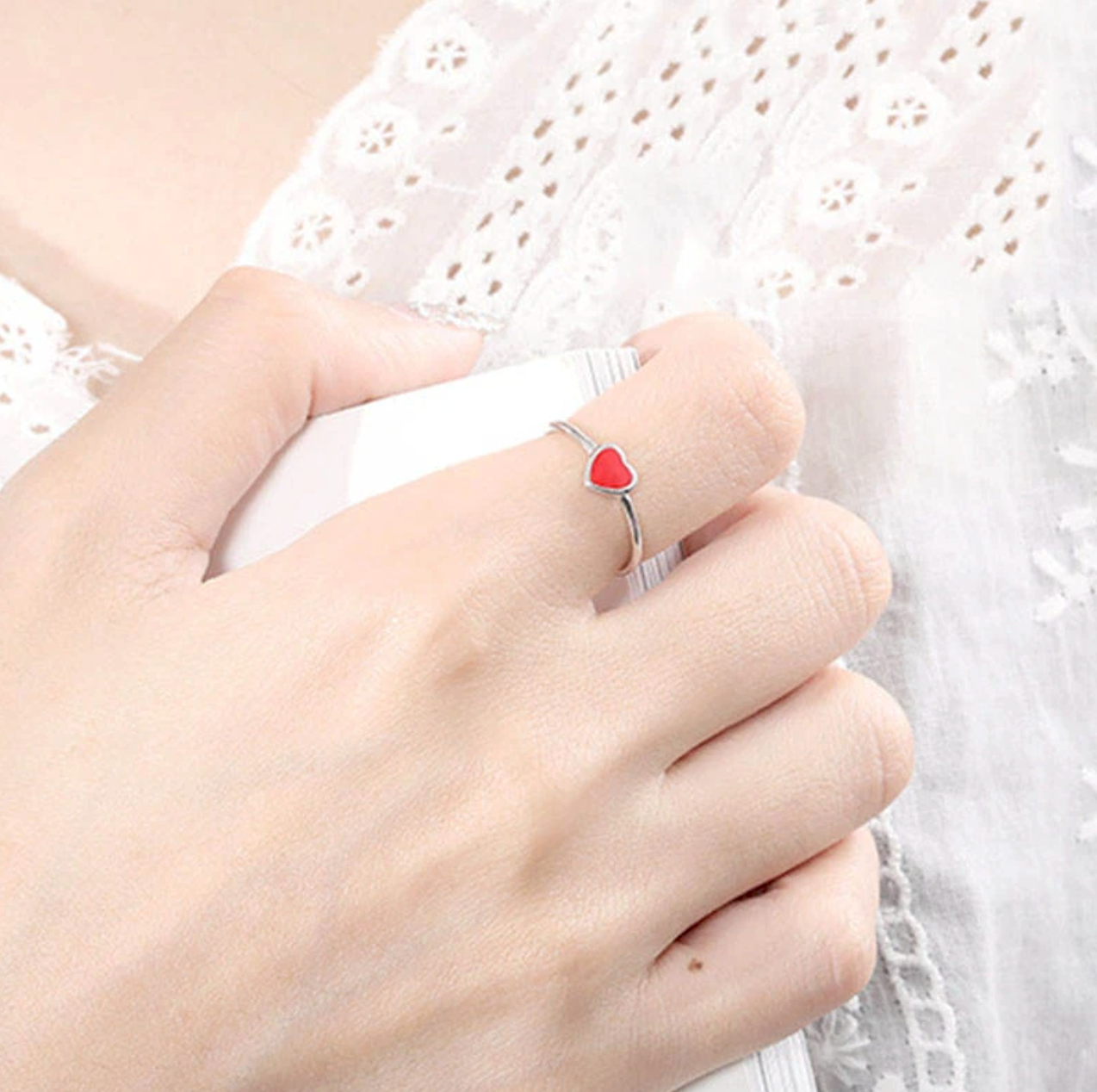 Exprimez votre amour avec notre bague ouverte petit coeur rouge. Cette bague élégante et romantique est conçue pour ressembler à un petit coeur rouge brillant sur votre doigt. La bague est ouverte, ce qui la rend ajustable pour s'adapter à différentes tailles de doigt.