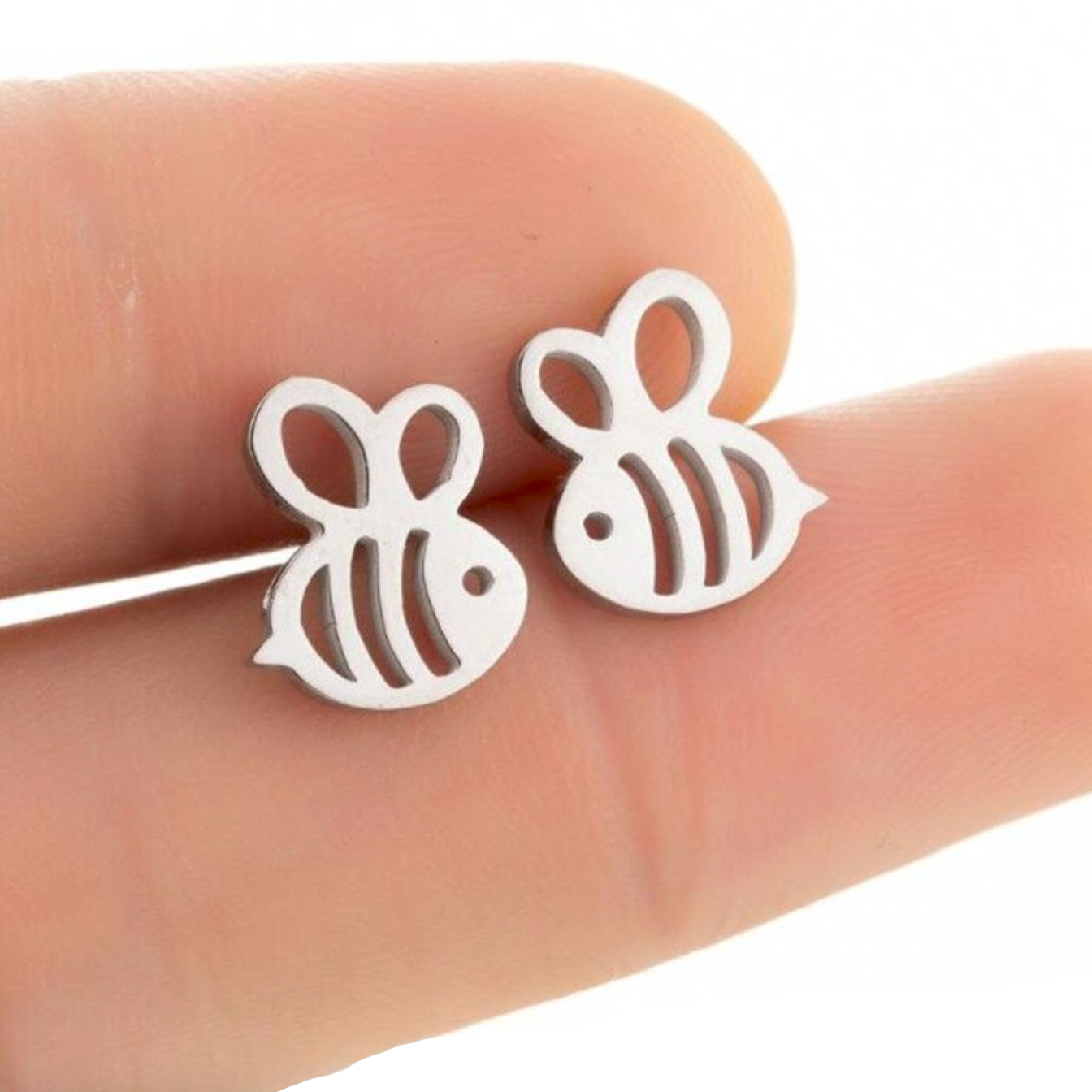 Boucles d'oreilles acier argent petites abeilles. Détails produit : Couleur argent. Acier inoxydable argenté. Petites abeilles argentées. Dimensions 1 cm x 1 cm.  Version couleur or