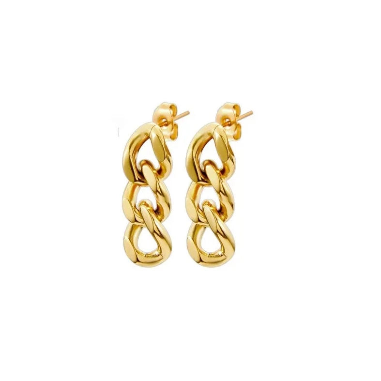 Boucles d'oreilles acier inoxydable doré pendantes chaines 3 mailles dorées. Détails produit : Couleur or. Acier inoxydable doré. Mailles dorées style gourmette. Taille 25 mm x 9 mm.