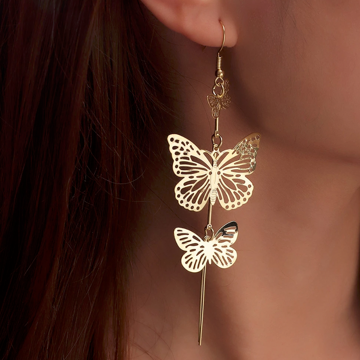 Boucles d'oreilles dorées pendantes 3 papillons dorés. Détails produit : Couleur or. Métal doré. Longueur 10 cm.