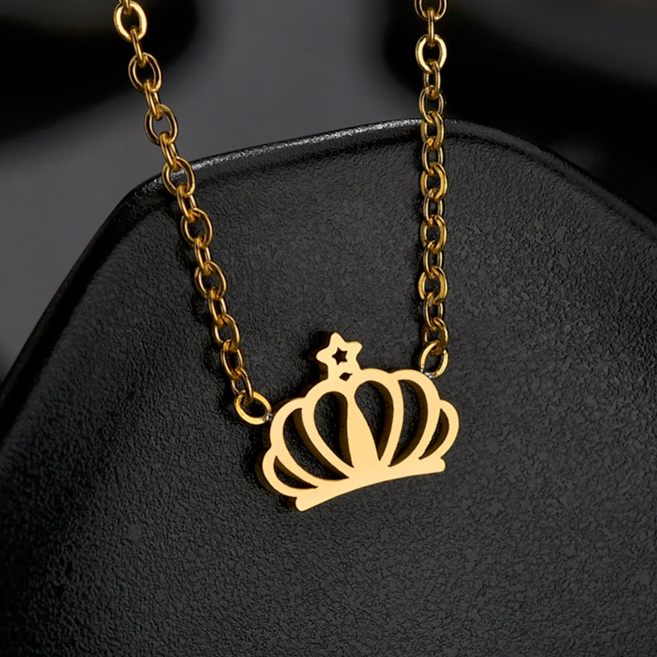 Collier acier inoxydable doré pendentif petite couronne dorée 1 cm.  Détails produit : Couleur or. Acier inoxydable doré. Pendentif petite couronne dorée. 