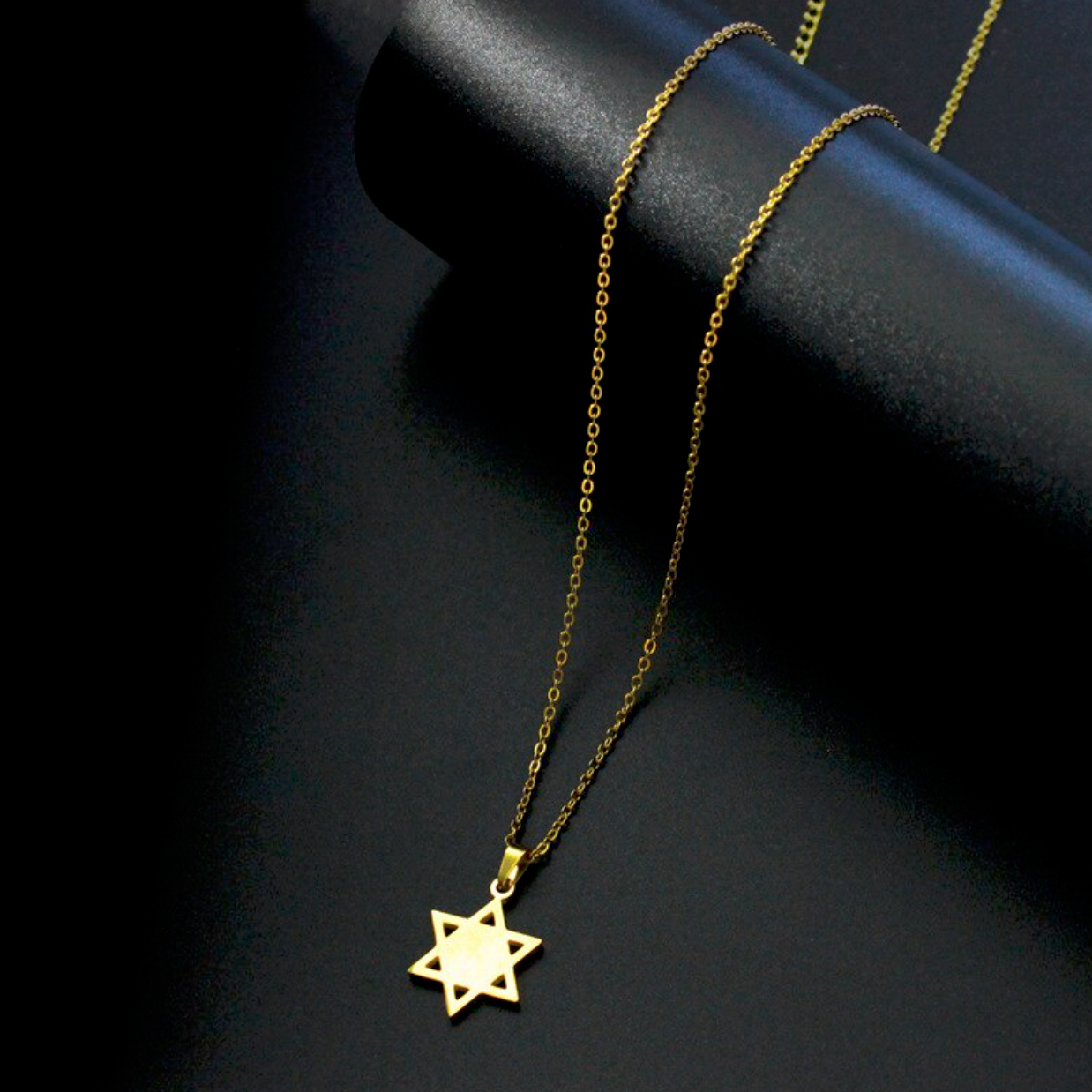 Collier acier doré pendentif étoile de david dorée. Détails produit : Couleur or. Acier doré. Pendentif doré étoile de David doré.